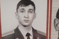 На плакате среди фронтовиков — герой боевых действий в Дагестане в 90-х годах, офицер Роман Сидоров, погибший в 1999 году около села Тандо. 