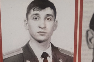 На плакате среди фронтовиков — герой боевых действий в Дагестане в 90-х годах, офицер Роман Сидоров, погибший в 1999 году около села Тандо.