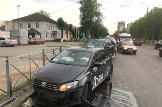 Водитель Uber устроил ДТП на улице Красноармейской в Брянске