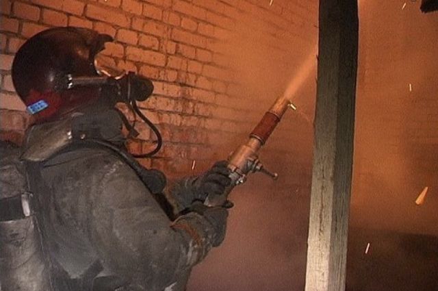 Горящее зернохранилище под Сорочинском тушили 12 пожарных.