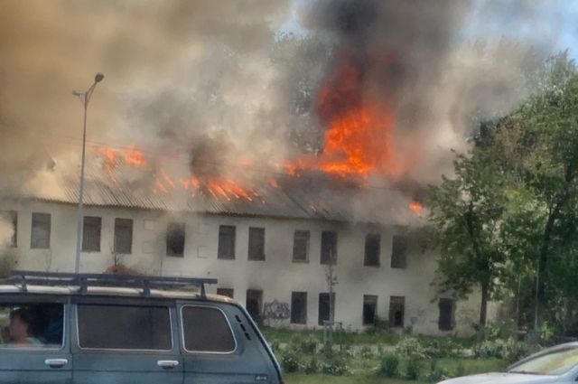 В Самаре на Мехзаводе горит здание бывшего общежития