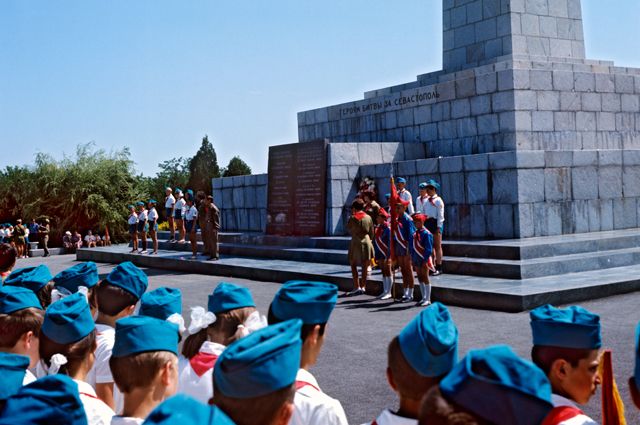 Пионеры у памятника героям битвы за Севастополь на Сапун-горе.
