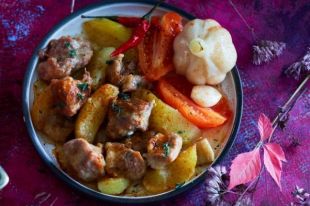 Картофель в горшочках со свининой и грибами: рецепт вкусного блюда