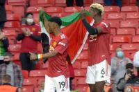 Футболисты «Манчестер Юнайтед» Поль Погба и Амад Диалло в поддержку палестинской автономии вынесли на поле ее флаг.