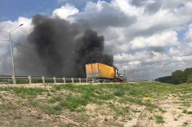 На трассе М-2 в Тульской области загорелись грузовик и Газель