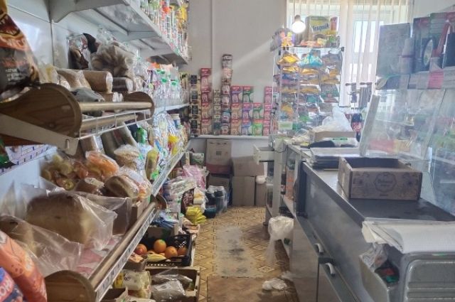 В Омской области из сельского магазина украли деньги и продукты