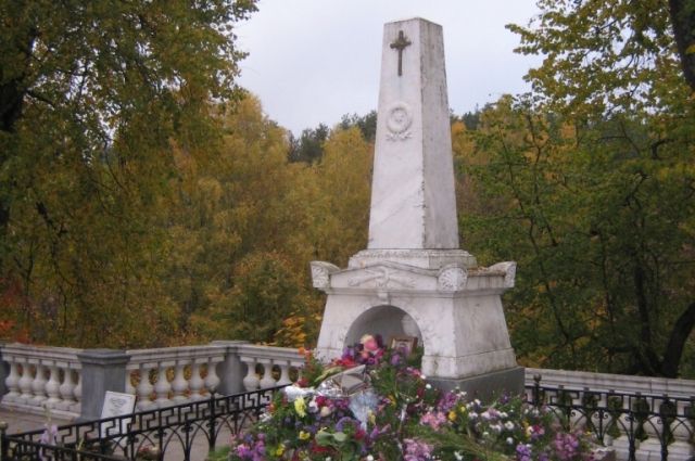 В Пушкинских Горах реставрируют памятник на могиле Пушкина