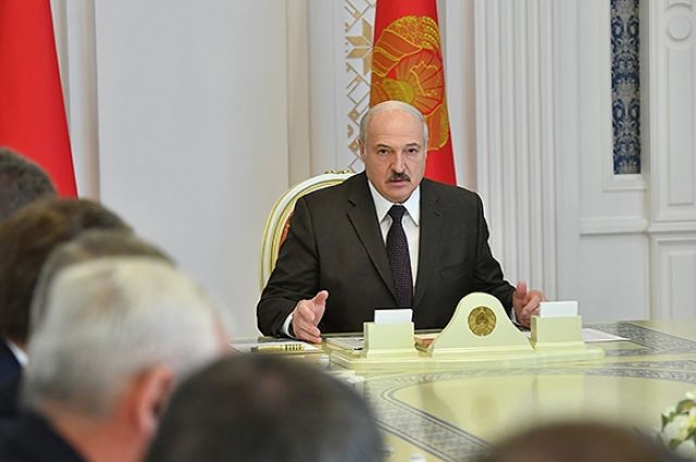 Лукашенко назвал причину крушения военного самолета в Барановичах