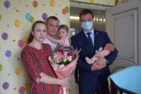 Андрей и Татьяна Шамраевы (на фото слева) стали родителями четверни. 