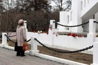 Неделю северяне несли к памятнику жертвам интервенции свечи, цветы и игрушки.
