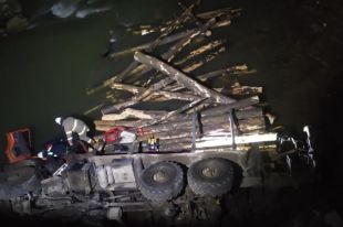 В Ивано-Франковской области грузовик упал в реку: два человека погибли