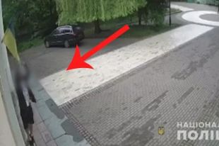 В Киеве полицейские задержали мужчину, который сорвал флаг Украины