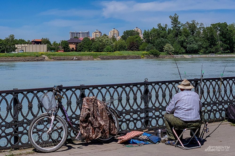Рыбак на Кубанской Набережной.