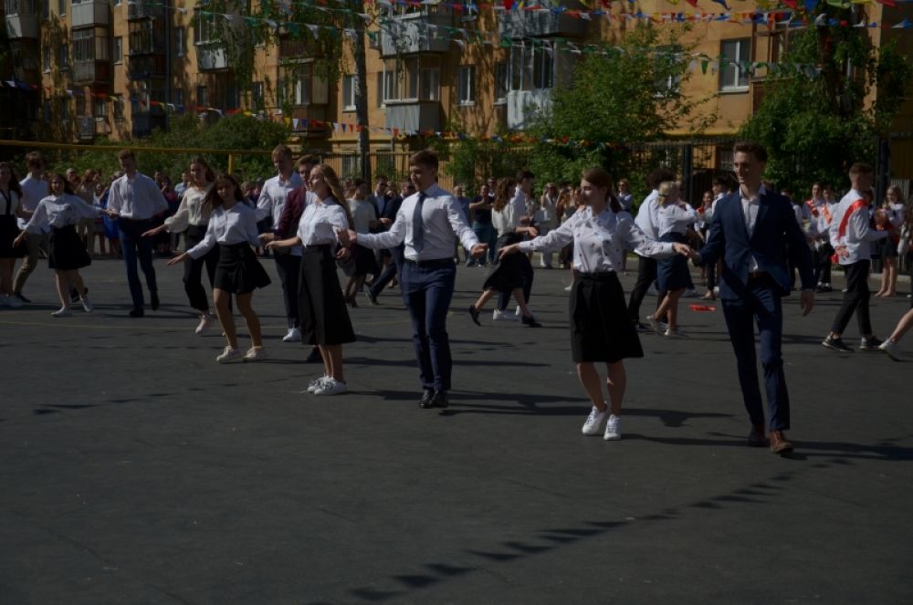 Лицей 110 новости. Лицей 110 Екатеринбург. 57 Школа Екатеринбург выпускной. Лицей 110 2022. Школа 118 Екатеринбург выпускники 2011 видео.