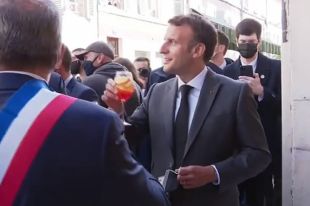 Макрон поднял тост за Украину во время открытия террас во Франции