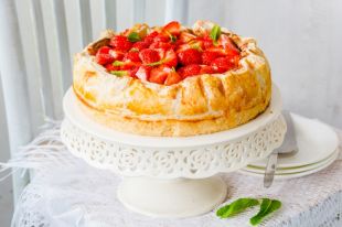 Пирог с творогом и клубникой: рецепт нежного десерта