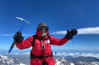 Команда ветеранов Красноярской федерации альпинизма совершила восхождение на 5033-метровую вершину горы Казбек. 