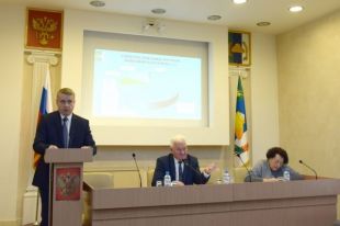 Смутила парламентариев и кадровая политика Андрея Михайлова: почти вся команда администрации района сейчас состоит их бывших руководителей среднего звена в Бердске, которые связаны с Голубевым.