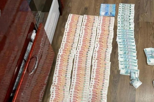 Оренбургские сотрудники ОМОН Управления Росгвардии обнаружили более миллиона рублей в квартирах работников незаконного казино.