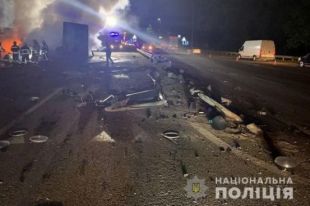 В Киеве столкнулись грузовик и легковушка: погибло три человека.