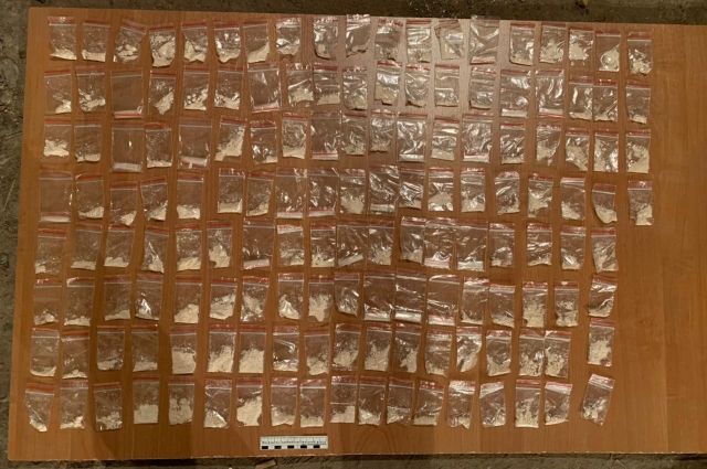 В Оренбурге задержали наркоторговца с 200 пакетиками мефедрона.