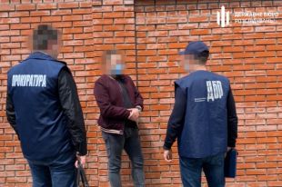 Во Львове полицейских задержали на взятке в две тысячи долларов