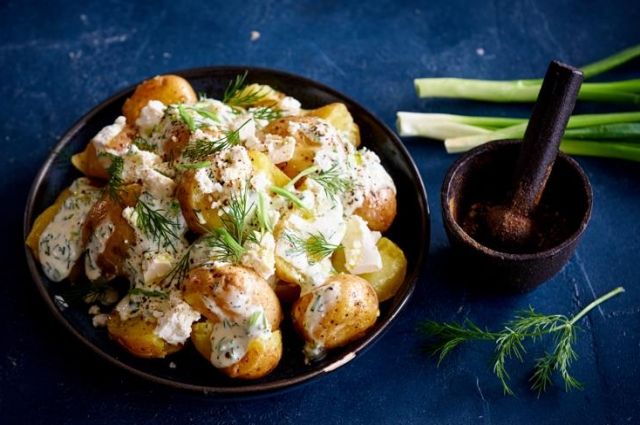 Молодой картофель с заправкой из брынзы: рецепт вкусного блюда