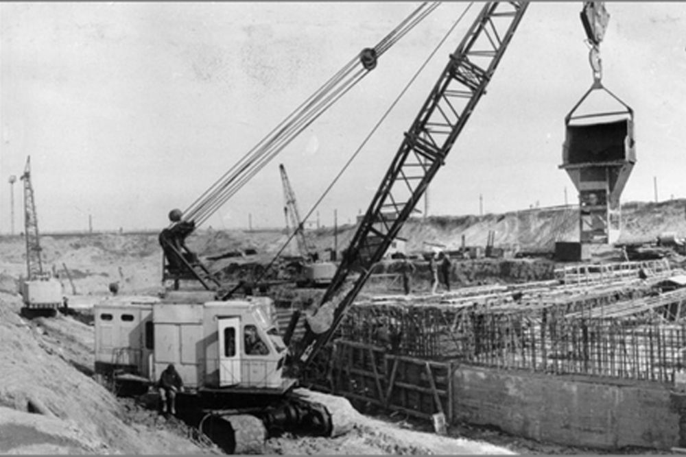 Укладка бетона в основное сооружение плотин с помощью крана Э-2503 под руководством рабочей группы во главе с машинистом Н.С. Клейчиным, ударником Коммунистического труда. Краснодар, 1969 год.