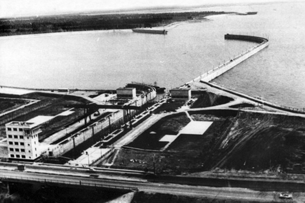Судоходный шлюз Краснодарского водохранилища, 1974 год.