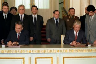 Нурсултан Назарбаев и Борис Ельцин подписывают в Москве Договор о дружбе, сотрудничестве и взаимной помощи, 25 мая 1992 года.