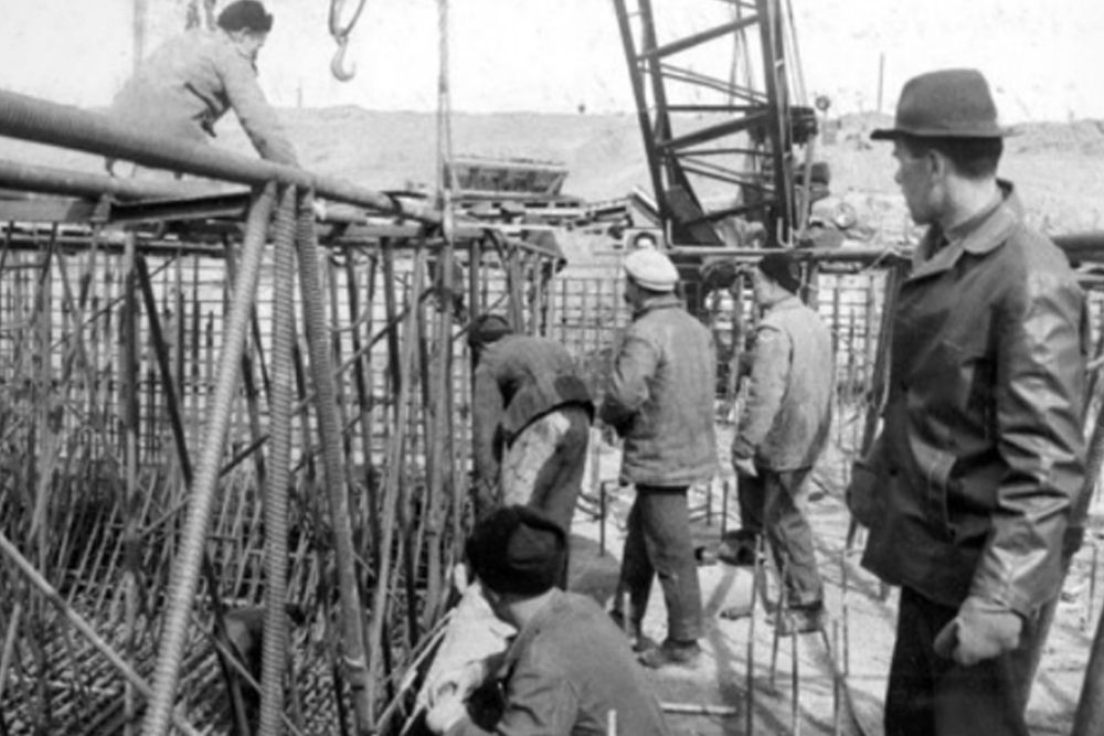 Мастера проводят сборку арматурных блоков. Краснодар, 1969 год.