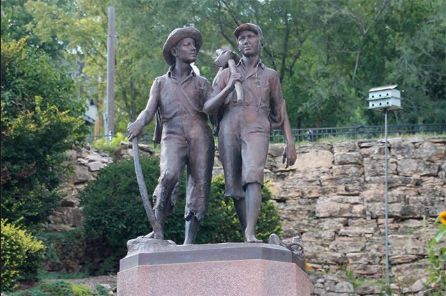 Памятник Тому Сойеру и Гекльберри Финну в городке Ганнибал, что в штате Миссури, США.