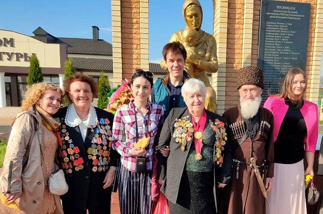 Делегация из Петербурга возложила цветы к мемориалу «Матери-черкешенки».