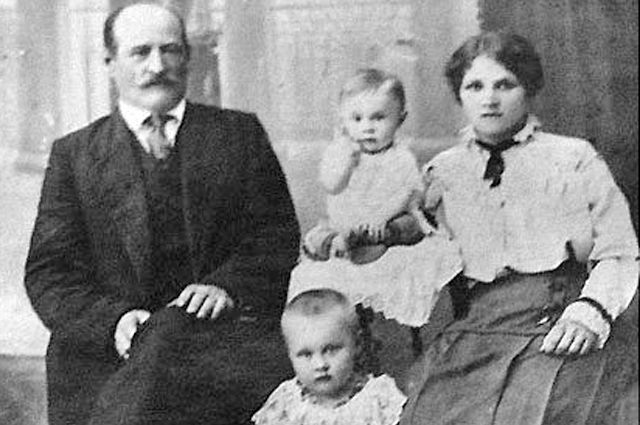 Никифор Бегичев с женой и детьми. 1916 год. 