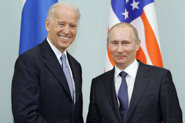10 марта 2011 года. Председатель правительства РФ Владимир Путин в Доме правительства РФ приветствует во время встречи вице-президента США Джозефа Байдена (справа налево).