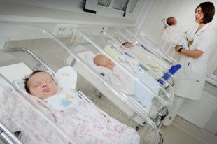 Женщина уверена, что ее родную дочь подменили в роддоме.
