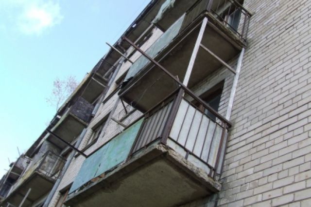 Балкон сорвало в одном из домов по улице Республики