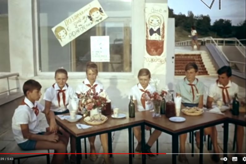 Шесть счастливых именинников в ожидании торжественной церемонии. «Орленок», 1965 год.