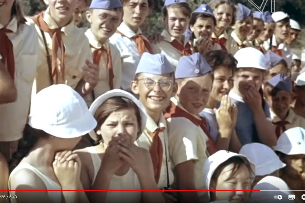 Трибуна болельщиков на баскетбольном матче.