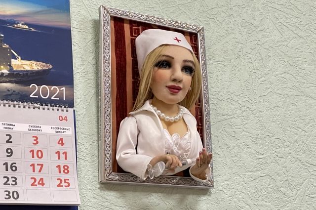 Три года назад медсёстры подарили Надежде Александровне на день рождения её портрет. Он по сей день висит у неё в кабинете.