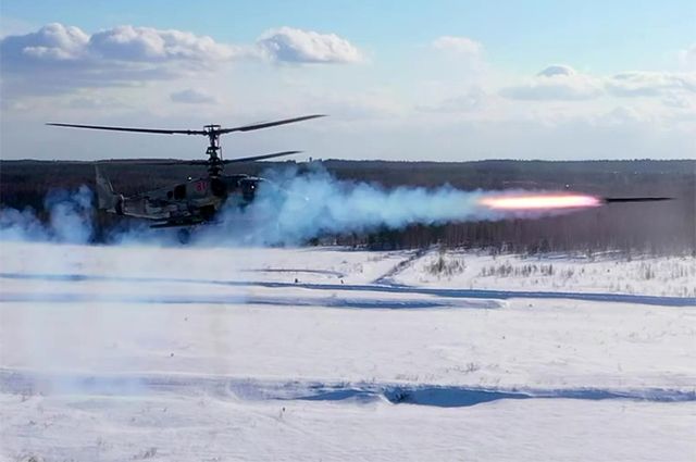 Разведывательно-ударный вертолет Ка-52 «Аллигатор» во время испытания управляемых ракет «Вихрь».