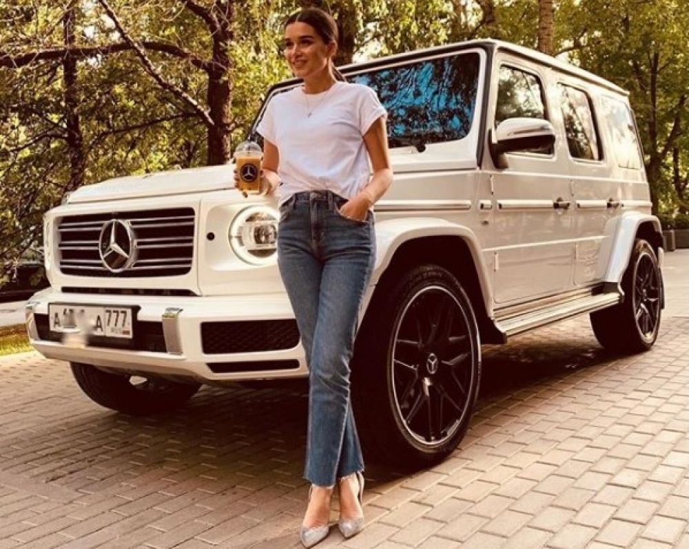 Ксения Бородина и её автомобиль Mercedes-Benz G500