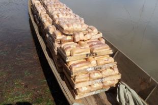 Продукты и людей в больницу перевозят на лодках.