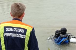 В Оренбурге на поверхность водоема всплыло тело мужчины.