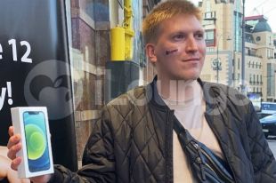 В Киеве мужчина получил iPhone 12 за татуировку на лице.