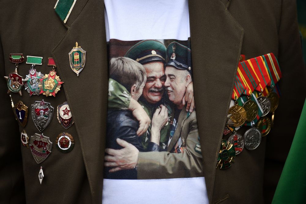 Награды на кителе пограничника в запасе во время празднования Дня пограничных войск в сквере 40-летия Победы у памятника воинам-пограничникам в Новосибирске