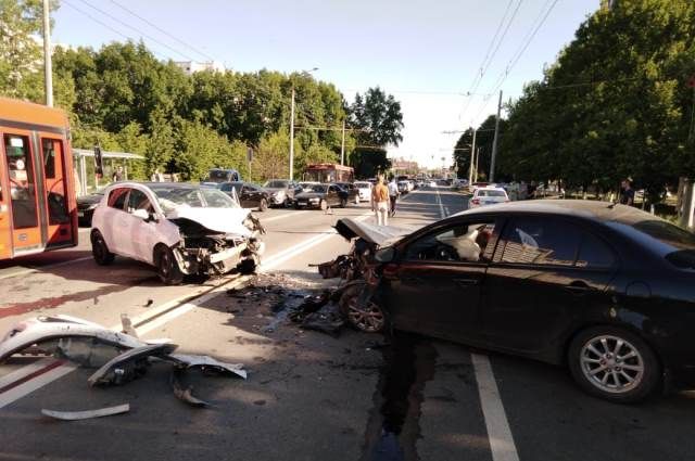 Очевидцы рассказали о серьезном ДТП на улице Мавлютова в Казани