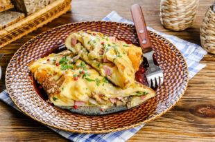 Омлет с колбасой, сыром и грибами: рецепт вкусного завтрака