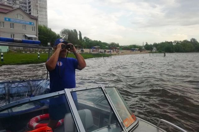 В Липецке спасатели вытащили из реки Воронеж двух тонущих подростков