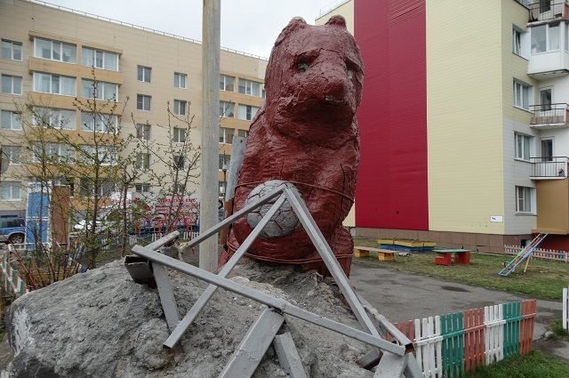 На Камчатке «неолимпийский мишка» из бетона и палок напугал местных жителей